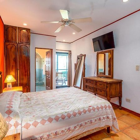 Warm Interiors And Orange Hues On Ground Floor In Front Of Beach Playa Flamingo Exterior foto