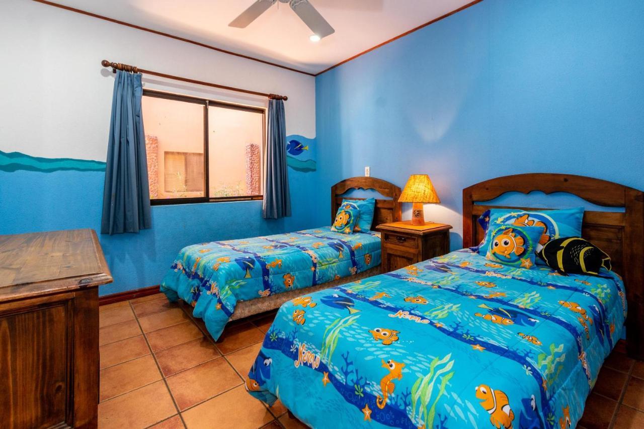Warm Interiors And Orange Hues On Ground Floor In Front Of Beach Playa Flamingo Exterior foto