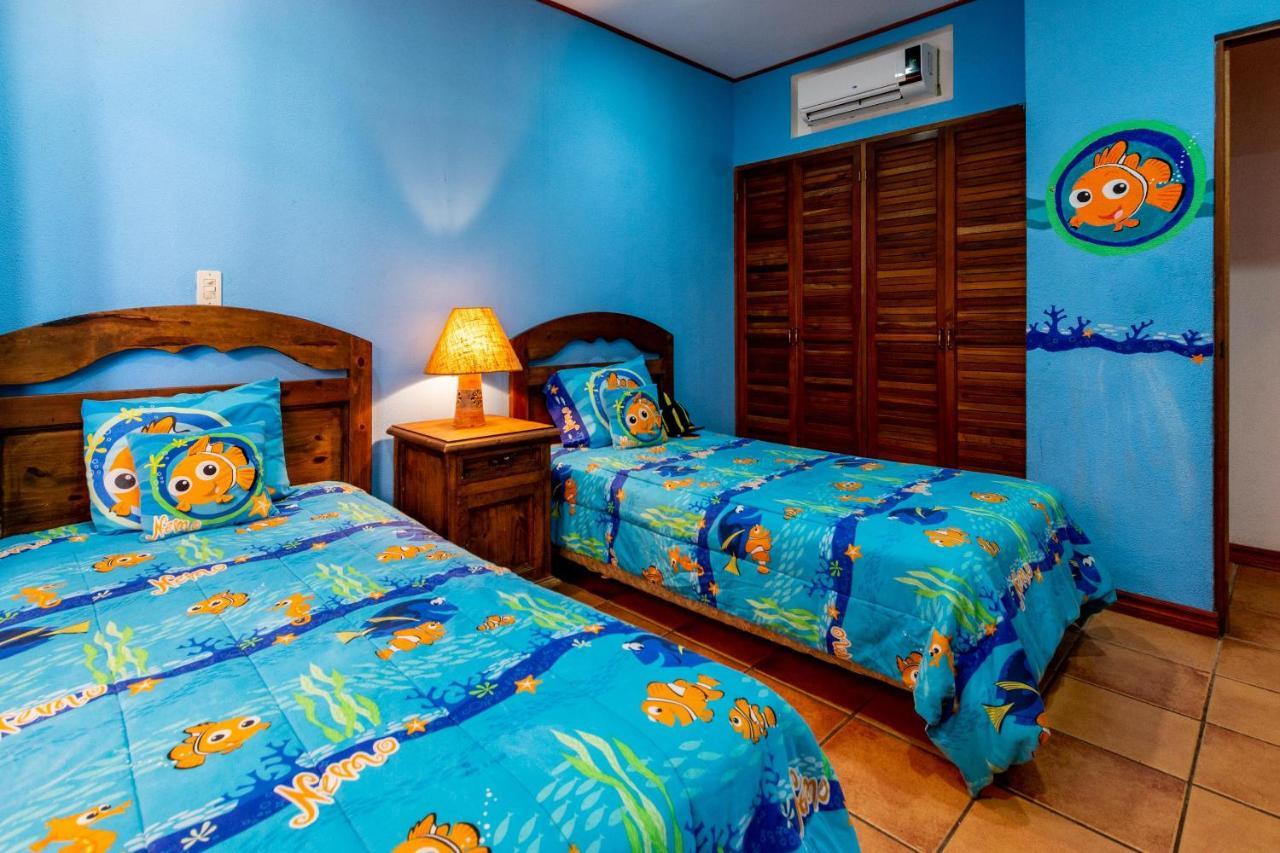 Warm Interiors And Orange Hues On Ground Floor In Front Of Beach Playa Flamingo Exterior foto